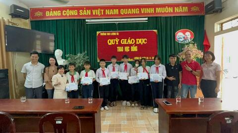 Ổ CHỨC 5K TRAO TẶNG  HỌC BỔNG CHO CÁC EM HỌC SINH NGHÈO VƯỢT KHÓ